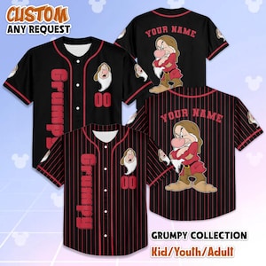 Op de afbeelding: Zwarte honkbalshirts met rode details en het woord "Grumpy" op de voorkant. De shirts tonen het karakter Grumpy uit Sneeuwwitje, met "Your Name" op de rug. Verkrijgbaar in kinder-, jeugd- en volwassen maten. De tekst "Custom Any Request" is ook zichtbaar.