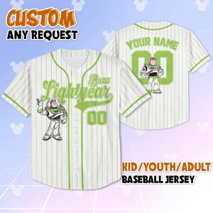 K&ouml;nnte beinhalten: Wei&szlig;es Baseball-Trikot mit gr&uuml;nen Nadelstreifen, mit Buzz Lightyear-Grafiken und dem Text "Buzz Lightyear" und "00". Das Trikot enth&auml;lt den Text "CUSTOM ANY REQUEST" und "KID/YOUTH/ADULT BASEBALL JERSEY".