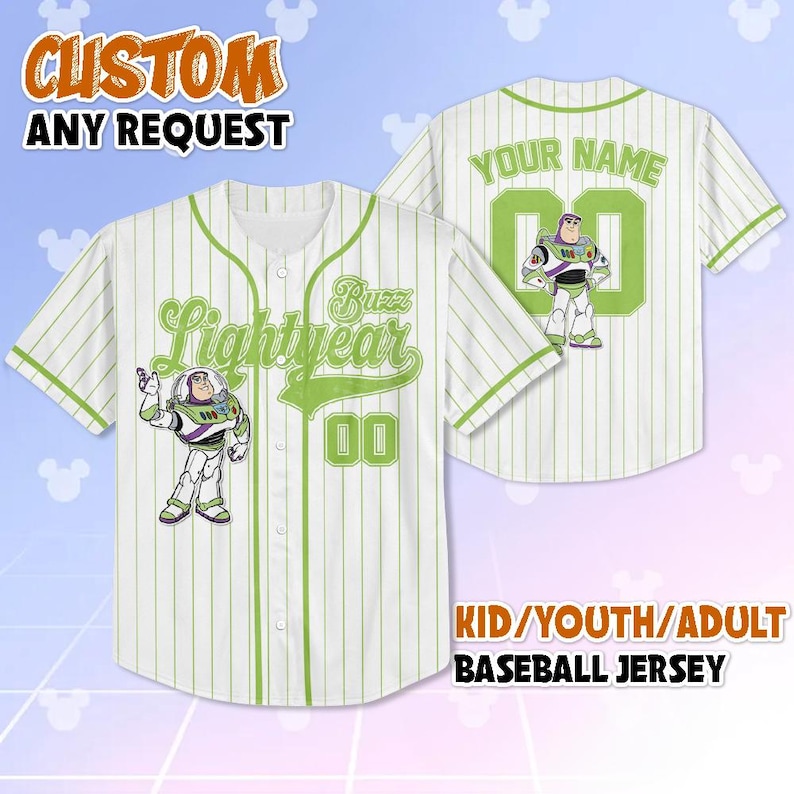 K&ouml;nnte beinhalten: Wei&szlig;es Baseball-Trikot mit gr&uuml;nen Nadelstreifen, mit Buzz Lightyear-Grafiken und dem Text "Buzz Lightyear" und "00". Das Trikot enth&auml;lt den Text "CUSTOM ANY REQUEST" und "KID/YOUTH/ADULT BASEBALL JERSEY".
