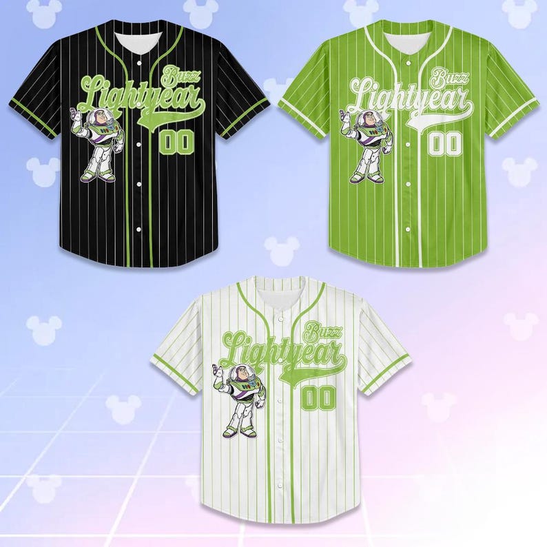 K&ouml;nnte beinhalten: Drei Baseball-Trikots mit der Figur Buzz Lightyear. Die Trikots sind schwarz, gr&uuml;n und wei&szlig; mit gr&uuml;nen Nadelstreifen. Jedes Trikot hat die Worte "Buzz Lightyear" in gr&uuml;ner Schrift, die Nummer "00" und eine Grafik von Buzz Lightyear.