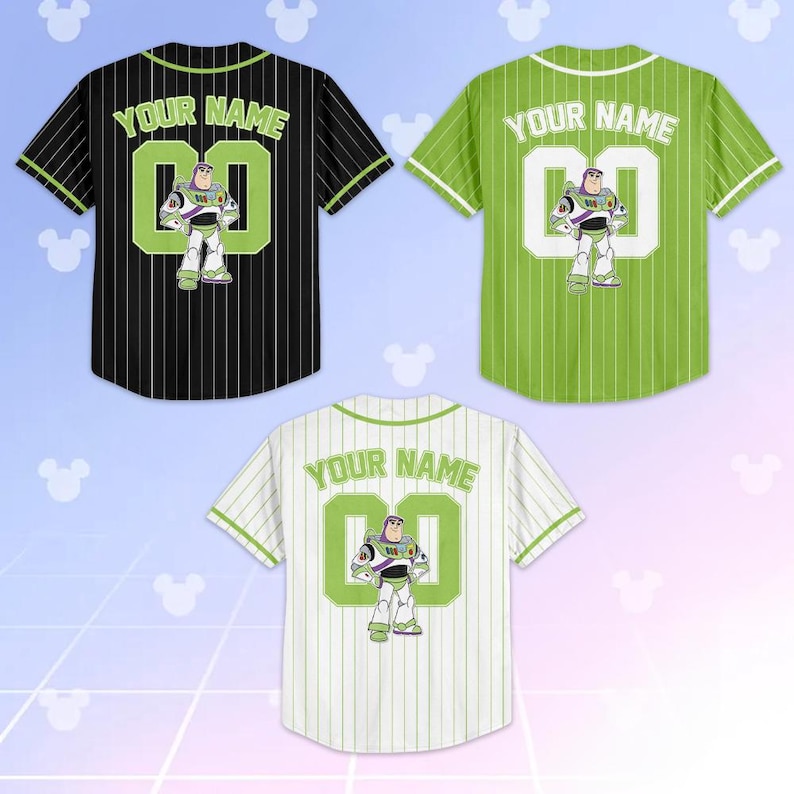 K&ouml;nnte beinhalten: Drei Baseball-Trikots mit Buzz Lightyear-Design. Eines ist schwarz mit wei&szlig;en Nadelstreifen, ein anderes ist gr&uuml;n mit wei&szlig;en Nadelstreifen und das dritte ist wei&szlig; mit gr&uuml;nen Nadelstreifen. Jedes Trikot hat "YOUR NAME" &uuml;ber der Nummer 00 und eine Buzz Lightyear-Grafik.