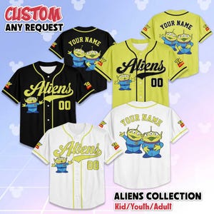 Op de afbeelding: Honkbalshirts in zwart, wit en geel met "Aliens" en "00" op de voorkant. De shirts hebben cartoon alien graphics en de tekst "YOUR NAME" op de achterkant. De afbeelding bevat ook de tekst "CUSTOM ANY REQUEST" en "ALIENS COLLECTION Kid/Youth/Adult".