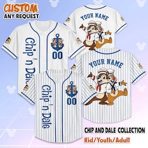 Op de afbeelding: Witte honkbalshirts met blauwe accenten en Chip en Dale-afbeeldingen. Eén shirt heeft verticale strepen, andere zijn effen wit. De shirts tonen de tekst "Chip 'n Dale", "00" en "Your Name". De linkerbovenhoek zegt "CUSTOM ANY REQUEST".