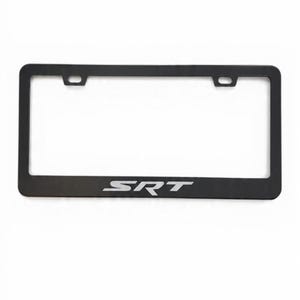 Puede incluir: Marco de matrícula negro con las letras "SRT" en plata. El marco tiene forma rectangular con dos orificios de montaje en la parte superior. Diseñado para una placa de matrícula estándar.