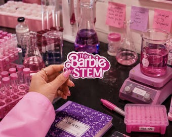 ピンクのSTEMガールステッカー、STEM分野の女性ステッカー、科学好きの女の子へのギフト、ラボ技術者ステッカー、研究者用ノートパソコンデカール
