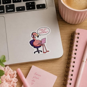 Grappige sticker voor de klantenservice, cadeau voor haar als callcentermedewerker, flamingo-laptopsticker voor thuiswerken, sarcastisch cadeau voor een collega van de technische ondersteuning