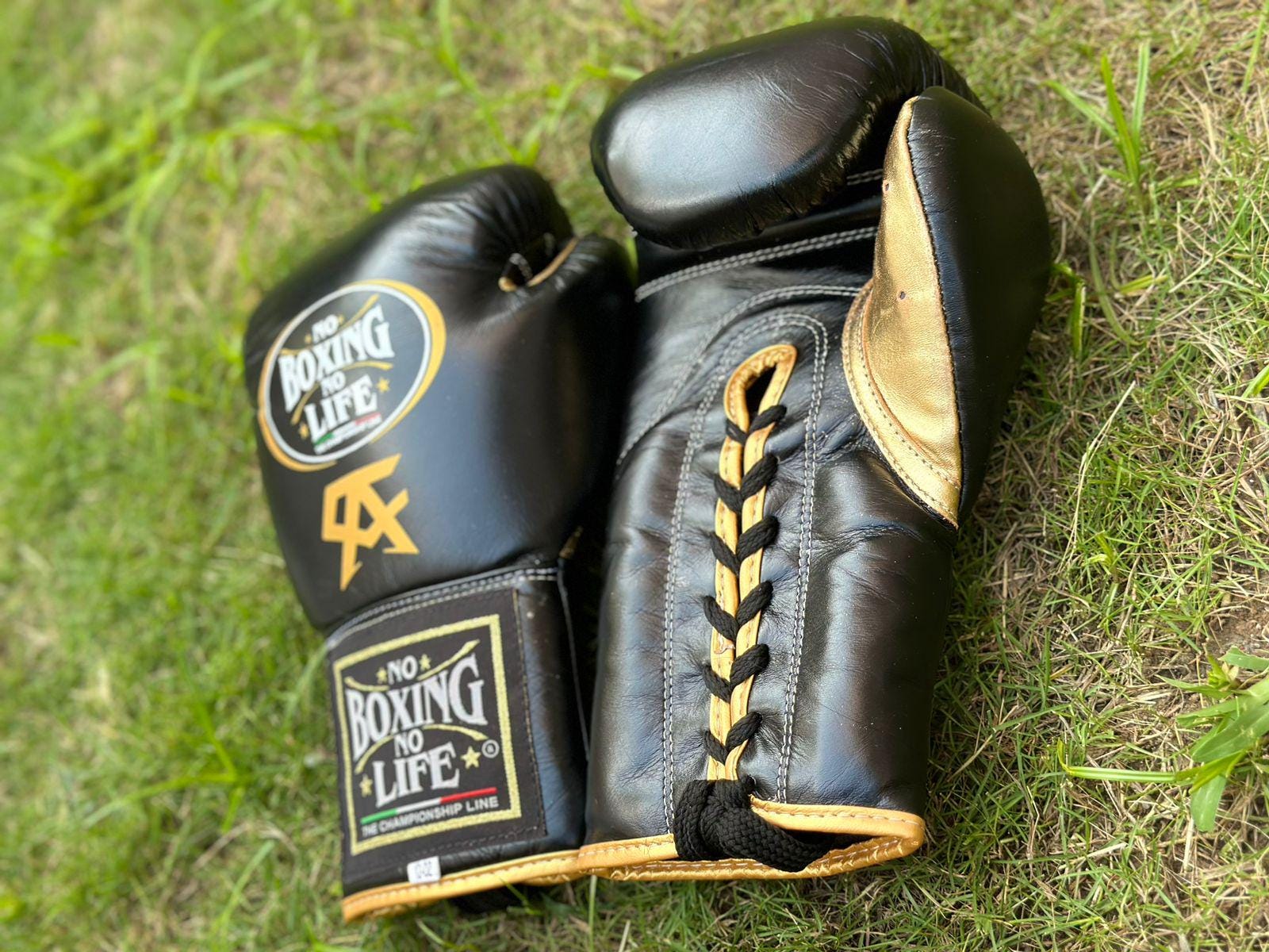 パーソナライズされた「No Boxing No Life」グローブセット、彼への