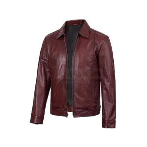 Puede incluir: Chaqueta de cuero burdeos con cuello y cierre de cremallera frontal. La chaqueta tiene mangas largas, dos bolsillos delanteros y forro negro. Esta prenda de abrigo es adecuada para diversas ocasiones.