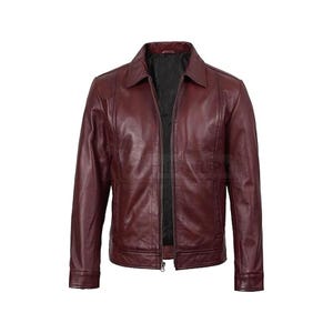 Puede incluir: Chaqueta de cuero burdeos con cuello y cremallera completa. La chaqueta tiene un dise&ntilde;o cl&aacute;sico con un corte entallado, mangas largas y un acabado liso y pulido. El forro interior es negro.