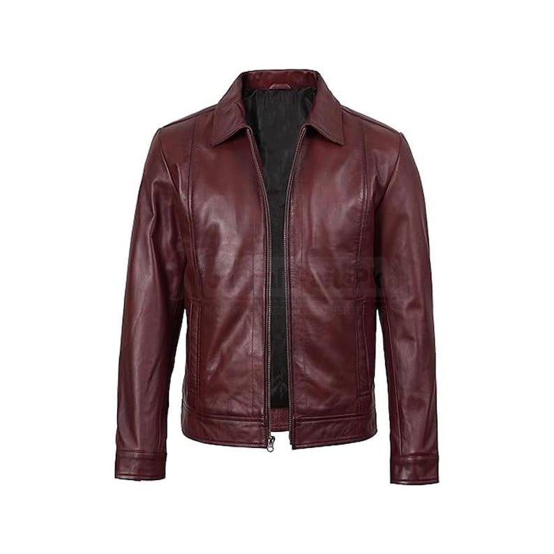 Puede incluir: Chaqueta de cuero burdeos con cuello y cremallera completa. La chaqueta tiene un dise&ntilde;o cl&aacute;sico con un corte entallado, mangas largas y un acabado liso y pulido. El forro interior es negro.
