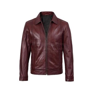 Puede incluir: Chaqueta de cuero burdeos con cuello y cremallera completa. La chaqueta tiene dos bolsillos delanteros y mangas largas. El forro interior es negro. La chaqueta se muestra sobre un fondo blanco.