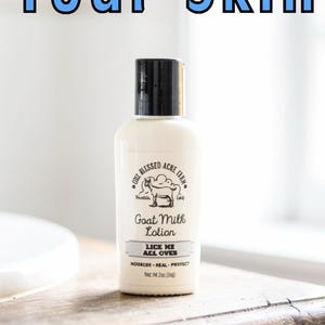 K&ouml;nnte beinhalten: Eine wei&szlig;e Flasche Ziegenmilch-Lotion mit schwarzem Deckel, mit dem Text "Refresh Your Skin". Das Etikett enth&auml;lt eine Ziegenillustration und die Worte "Lice Me Ael Oves". Das Produkt stammt von One Blessed Acre Farm und die Flasche enth&auml;lt 59g Lotion.
