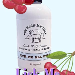 K&ouml;nnte beinhalten: Eine wei&szlig;e Flasche "One Blessed Acre Farm" Ziegenmilch-Lotion mit schwarzer Pumpe, verziert mit roten Kirschen. Das Etikett lautet "Lick Me All Over Skin Refresh" und enth&auml;lt 236 ml.