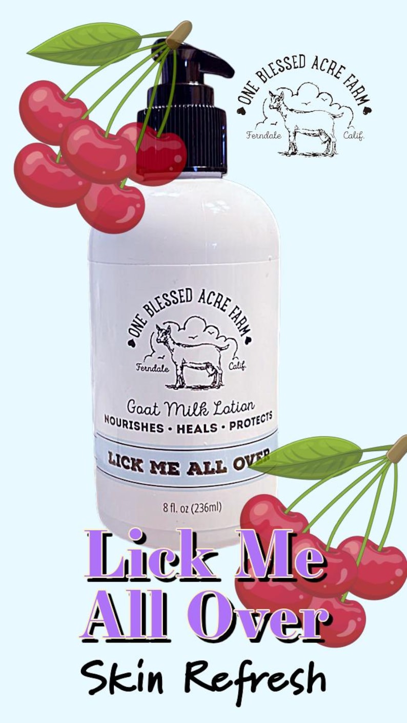 K&ouml;nnte beinhalten: Eine wei&szlig;e Flasche "One Blessed Acre Farm" Ziegenmilch-Lotion mit schwarzer Pumpe, verziert mit roten Kirschen. Das Etikett lautet "Lick Me All Over Skin Refresh" und enth&auml;lt 236 ml.