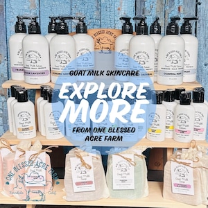 Puede incluir: Una colecci&oacute;n de botellas de pl&aacute;stico blanco con dosificador y barras de jab&oacute;n de leche de cabra envueltas en tela de One Blessed Acre Farm. Las etiquetas muestran una ilustraci&oacute;n de cabra y texto que incluye Goat Milk Lotion y Soap.