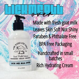 K&ouml;nnte beinhalten: Eine wei&szlig;e Flasche Ziegenmilch-Lotion mit schwarzem Pumpspender. Das Etikett tr&auml;gt die Aufschrift "LICK ME ALL OVER" und "8 fl. oz (236ml)". Der Hintergrund ist ein farbenfroher Wirbel aus Rosa, Blau und Wei&szlig;.