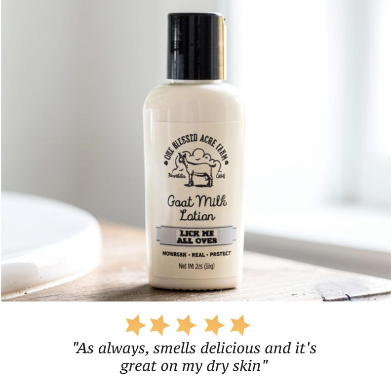K&ouml;nnte beinhalten: Eine wei&szlig;e Flasche Ziegenmilch-Lotion mit schwarzem Deckel. Das Etikett zeigt eine Ziegenillustration und den Text "LICK ME ALL OVES". Die Flasche steht auf einer Holzoberfl&auml;che. Nettogewicht 59g.
