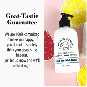 K&ouml;nnte beinhalten: Wei&szlig;e Flasche Ziegenmilch-Lotion mit schwarzem Pumpspender. Auf dem Etikett steht "LICK ME ALL OVER" und "8 fl. oz (236ml)". Die Flasche ist von Fruchtausschnitten und dem Text "Goat-Tastic Guarantee" umgeben.