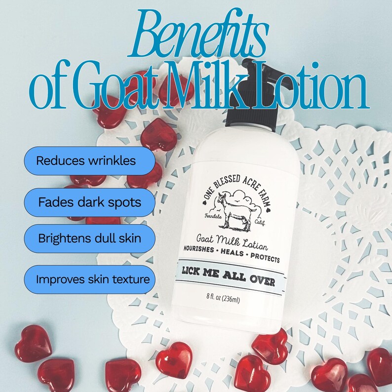 K&ouml;nnte beinhalten: Eine wei&szlig;e Flasche Ziegenmilch-Lotion mit schwarzer Pumpe, umgeben von roten herzf&ouml;rmigen S&uuml;&szlig;igkeiten. Auf der Flasche steht "LICK ME ALL OVER". Das Bild listet die Vorteile der Lotion auf, einschlie&szlig;lich der Reduzierung von Falten.
