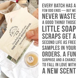 K&ouml;nnte beinhalten: Ein kleines Glas Zuckerscrub und eine Karte mit dem Text "Every body needs good soap. THIS SOAP IS REALLY GOOD." Der Text auf der rechten Seite lautet "EVERY BATCH HAS A FEW ODD ENDS - BUT WE NEVER WASTE A GOOD THING!"