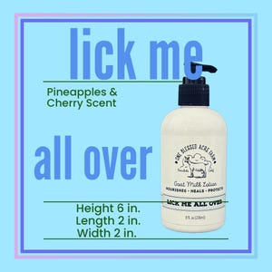 K&ouml;nnte beinhalten: Eine wei&szlig;e Ziegenmilch-Lotion-Flasche mit schwarzer Pumpe, beschriftet mit "Lick Me All Over" und "Pineapples & Cherry Scent". Die Flasche ist 15 cm hoch, 5 cm breit und 5 cm lang. Das Etikett enth&auml;lt ein Logo.