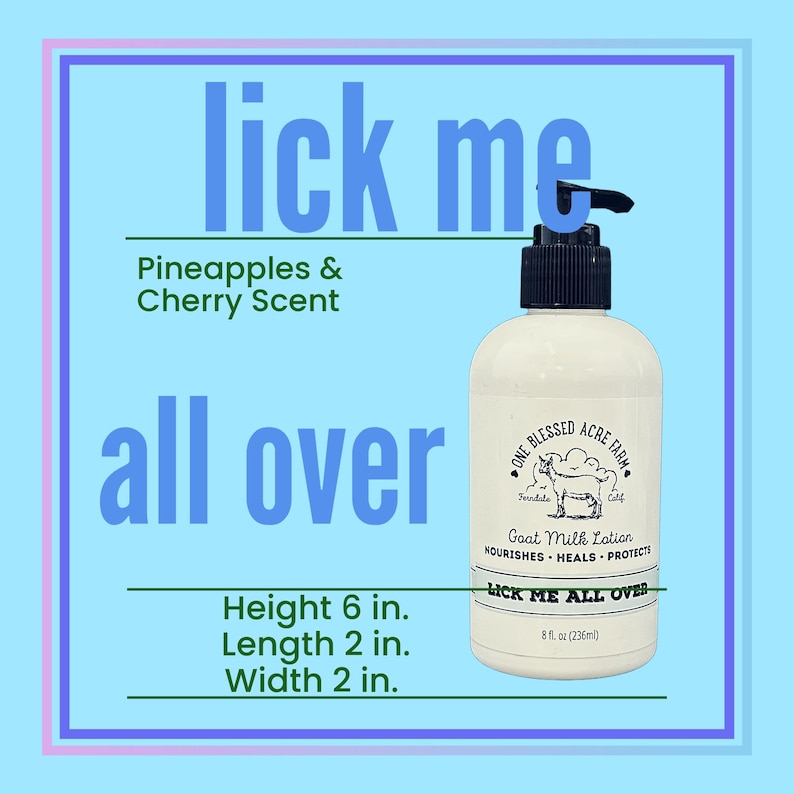 K&ouml;nnte beinhalten: Eine wei&szlig;e Ziegenmilch-Lotion-Flasche mit schwarzer Pumpe, beschriftet mit "Lick Me All Over" und "Pineapples & Cherry Scent". Die Flasche ist 15 cm hoch, 5 cm breit und 5 cm lang. Das Etikett enth&auml;lt ein Logo.