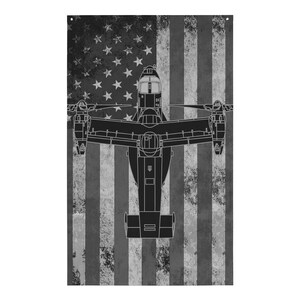 Puede incluir: Una silueta en blanco y negro de una aeronave militar sobre un fondo de bandera estadounidense desgastado.