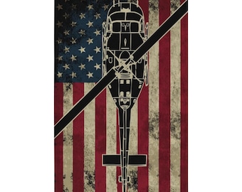 Helicóptero UH-1 Huey con bandera de EE. UU.