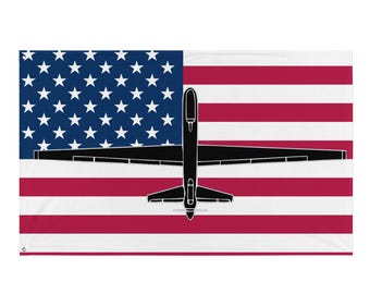 Könnte beinhalten: Eine Flagge mit dem Design der amerikanischen Flagge, mit einer schwarzen Silhouette einer Drohne. Die Flagge hat einen blauen Bereich mit weißen Sternen und roten und weißen Streifen. Die Flagge ist rechteckig.