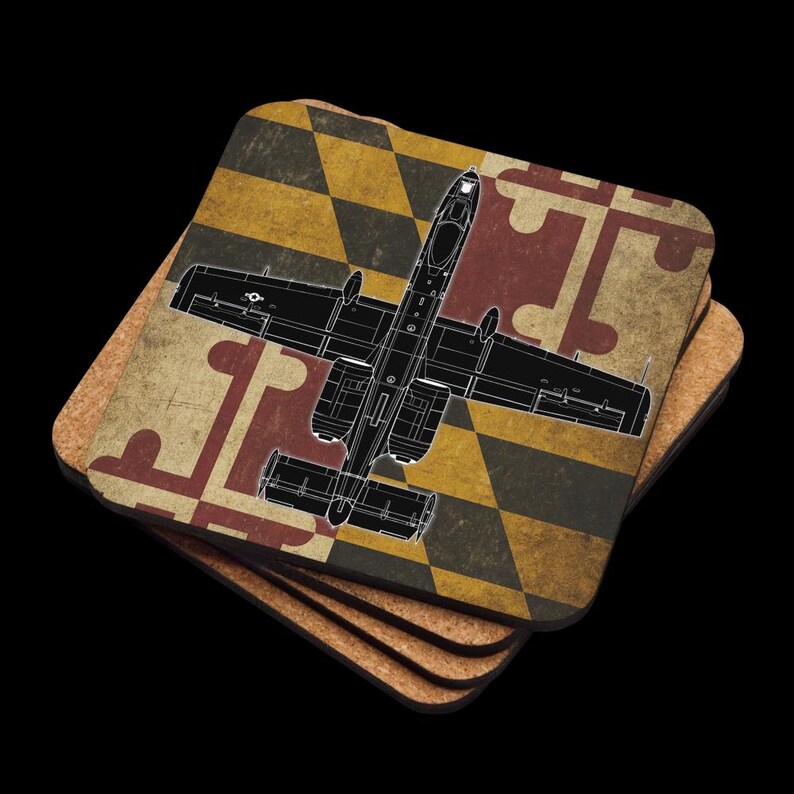 K&ouml;nnte beinhalten: Ein Stapel quadratischer Untersetzer mit dem Maryland-Flaggen-Design. Jeder Untersetzer zeigt eine schwarze Umrisszeichnung eines A-10 Thunderbolt II-Flugzeugs. Der Hintergrund hat einen verwitterten, Vintage-Look mit den Farben der Staatsflagge: Rot, Gelb, Schwarz und Wei&szlig;.