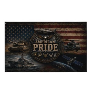 Könnte beinhalten: Eine rechteckige Wandflagge mit einem Hintergrund im Used-Look der amerikanischen Flagge. Ein zentrales kreisförmiges Emblem zeigt den Text AMERICAN PRIDE mit einem Adler, Militärabzeichen, einem Kampfjet, einem Panzer, einem Schiff und einem Satelliten.