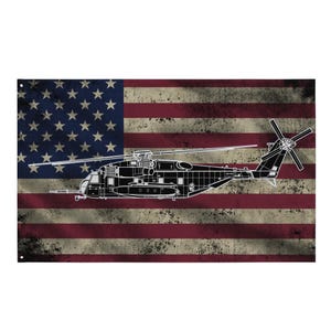 Pode incluir: Um design desgastado da bandeira americana com um contorno detalhado em preto e branco de um helicóptero. As listras vermelhas e brancas e o campo de estrelas azuis da bandeira fornecem um pano de fundo patriótico para a ilustração da aeronave.