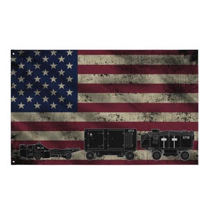 Könnte beinhalten: Eine Flagge mit einem verwitterten Design der amerikanischen Flagge. Darunter befinden sich drei schwarze Silhouetten von Militärfahrzeugen, darunter ein Anhänger und zwei Lastwagen. Die Flagge hat Ösen zum Aufhängen.
