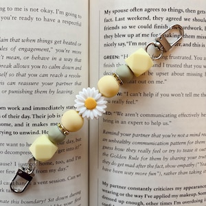 Yellow Sunflower Flower Bookish Girl Kindle Strap – Interchangeable E-Reader Grip – Optional Adhesive Hearts – Fits All Kindles, E-Readers