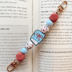 Blue Bow Bookish Girl Kindle Strap – Interchangeable E-Reader Grip – Optional Adhesive Hearts – Fits All Kindles, Nooks, E-Readers