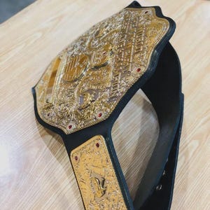 AEW WM-Replik Gürtel | Gold verzierte Platten, Rubin Steine, Lederband