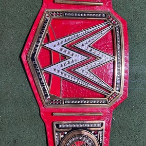 WWE Universal Champion-Replik-Gürtel | Rotes Leder, Chrom W-Platte, Rubinsteine
