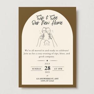 Puede incluir: Tarjeta de invitaci&oacute;n rectangular con borde dorado e interior crema. El texto "Sip & See Our New Home" est&aacute; en la parte superior, con una ilustraci&oacute;n de dos manos brindando con copas de vino. La invitaci&oacute;n incluye la fecha, hora y direcci&oacute;n.