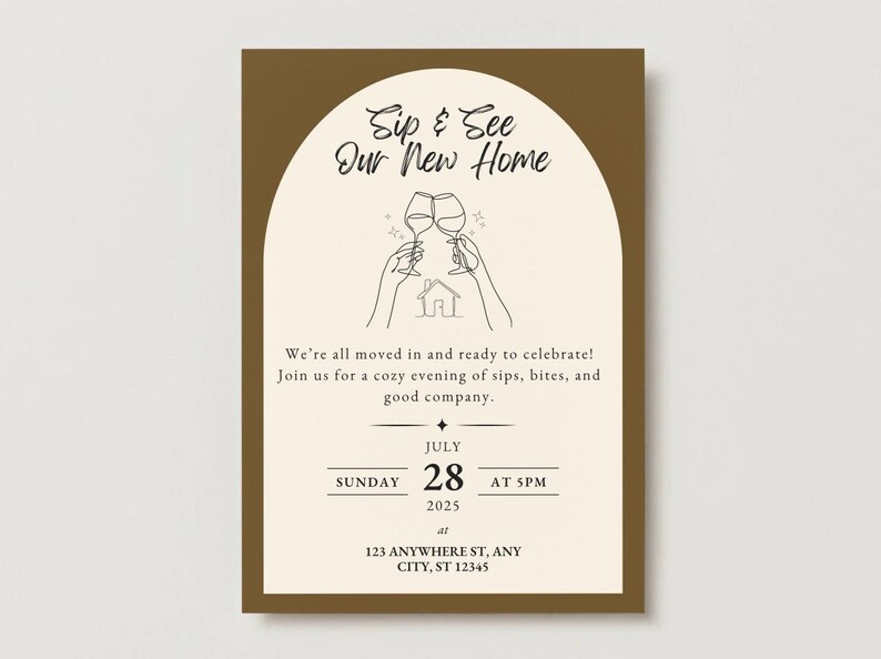 Puede incluir: Tarjeta de invitaci&oacute;n rectangular con borde dorado e interior crema. El texto "Sip & See Our New Home" est&aacute; en la parte superior, con una ilustraci&oacute;n de dos manos brindando con copas de vino. La invitaci&oacute;n incluye la fecha, hora y direcci&oacute;n.