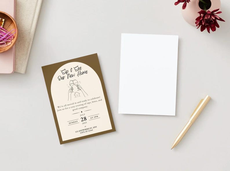 Puede incluir: Tarjeta de invitaci&oacute;n marr&oacute;n con el texto "Sip & See Our New Home" en un arco decorativo. Tambi&eacute;n hay una tarjeta blanca en blanco y un bol&iacute;grafo dorado. Invitaci&oacute;n para una fiesta de inauguraci&oacute;n.