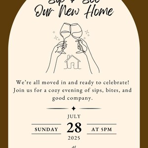 Puede incluir: Una invitaci&oacute;n con borde marr&oacute;n y centro crema. El texto "Sip & See Our New Home" est&aacute; en la parte superior. Debajo, dice "&iexcl;Todos nos hemos mudado y estamos listos para celebrar!" con la fecha 28 de julio de 2025 a las 17:00.