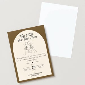 Puede incluir: Una tarjeta de invitaci&oacute;n de inauguraci&oacute;n de casa con el texto "Sip & See Our New Home". La tarjeta tiene un borde dorado y un interior color crema con detalles del evento. Una tarjeta blanca en blanco est&aacute; al lado.