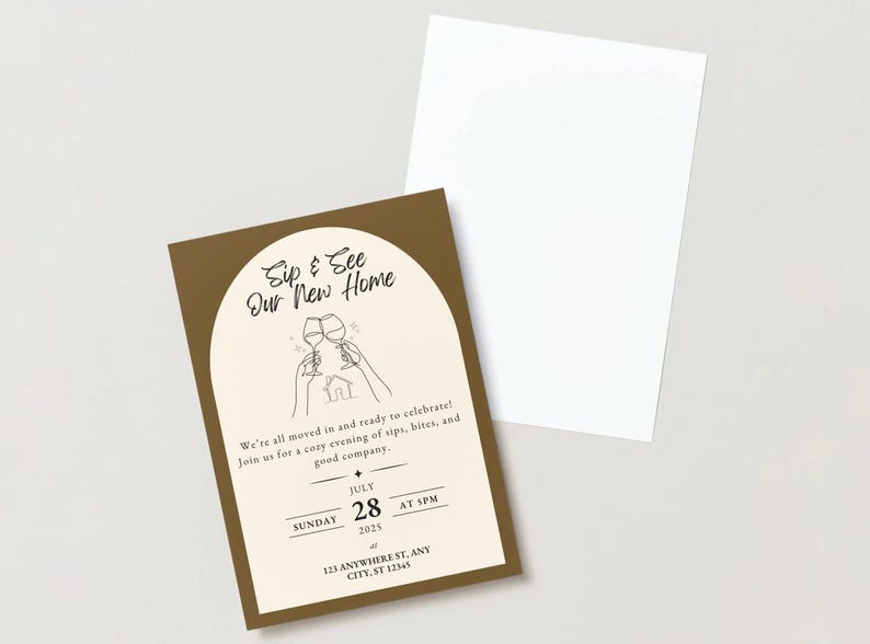 Puede incluir: Una tarjeta de invitaci&oacute;n de inauguraci&oacute;n de casa con el texto "Sip & See Our New Home". La tarjeta tiene un borde dorado y un interior color crema con detalles del evento. Una tarjeta blanca en blanco est&aacute; al lado.