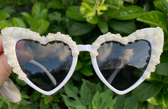 White Heart Cat Eye Sunglasses With White Roses, AB on the  display picture 1