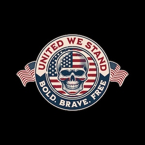 Puede incluir: Un dise&ntilde;o circular con una calavera con un motivo de la bandera estadounidense. La calavera est&aacute; centrada dentro de un c&iacute;rculo con el texto "UNITED WE STAND" y "BOLD. BRAVE. FREE." Dos banderas estadounidenses flanquean el c&iacute;rculo sobre un fondo negro.