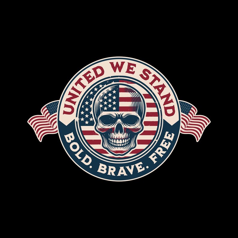 Puede incluir: Un dise&ntilde;o circular con una calavera con un motivo de la bandera estadounidense. La calavera est&aacute; centrada dentro de un c&iacute;rculo con el texto "UNITED WE STAND" y "BOLD. BRAVE. FREE." Dos banderas estadounidenses flanquean el c&iacute;rculo sobre un fondo negro.