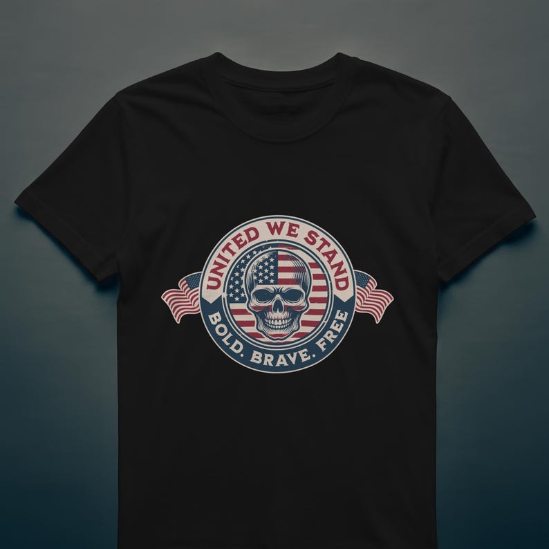 Puede incluir: Camiseta negra con un dise&ntilde;o patri&oacute;tico. El dise&ntilde;o incluye una calavera, elementos de la bandera estadounidense y el texto "UNITED WE STAND, BOLD, BRAVE, FREE." El dise&ntilde;o utiliza los colores rojo, blanco y azul. Dos banderas americanas flanquean el emblema central.