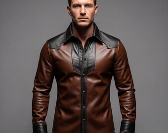 Op de afbeelding: Een bruin leren shirt met zwarte accenten op de kraag, knoopsluiting en manchetten. Het shirt heeft een knoopsluiting aan de voorkant en lange mouwen. Het leer heeft een gladde, gepolijste afwerking.