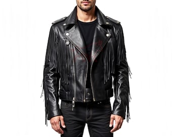 Op de afbeelding: Zwarte leren jas met franjes op de mouwen en borst. De jas heeft een klassieke bikerstijl met een reverskraag, asymmetrische ritssluiting en schouderstukken. Het model draagt een zwart T-shirt en een zwarte jeans.