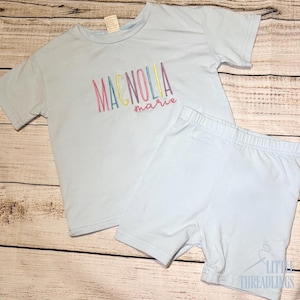 Conjunto personalizado para niña, camiseta con nombre bordado y pantalones cortos de ciclista, conjunto de verano personalizado para niña pequeña, camiseta extragrande y pantalones cortos, arcoíris.